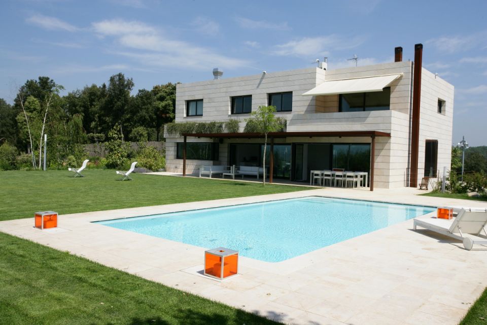Casa de 3 plantas, con 6 habitaciones, jardÃn y piscina en sant ...