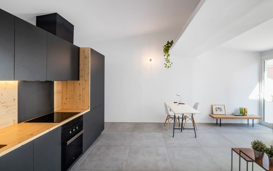 Un ático reformado por RÄS Studio_salón-comedor