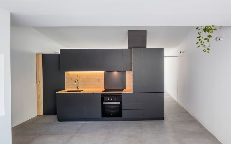 Un ático reformado por RÄS Studio_salón-comedor