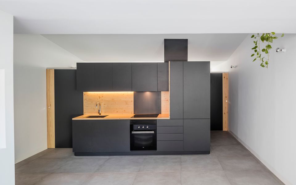 Un ático reformado por RÄS Studio_salón-comedor