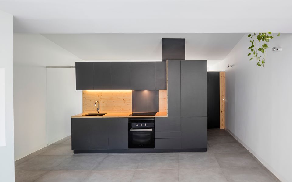 Un ático reformado por RÄS Studio_salón-comedor