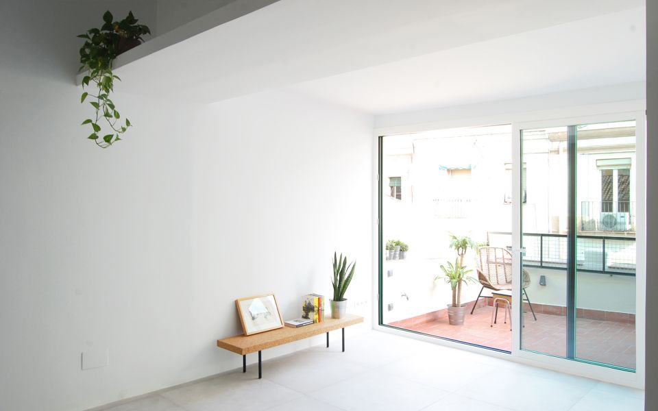 Un ático reformado por RÄS Studio_salón-comedor