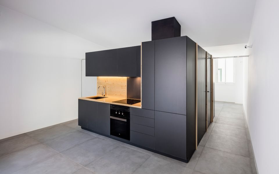 Un ático reformado por RÄS Studio_cocina