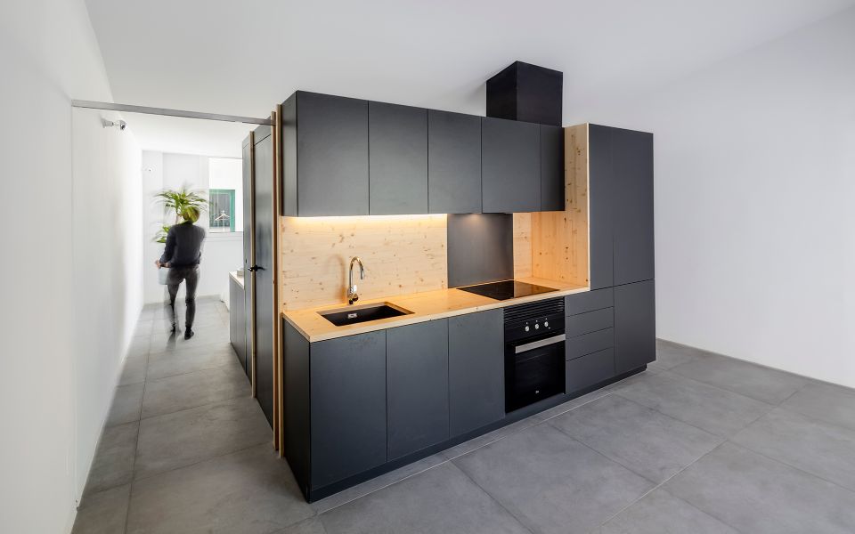 Un ático reformado por RÄS Studio_cocina