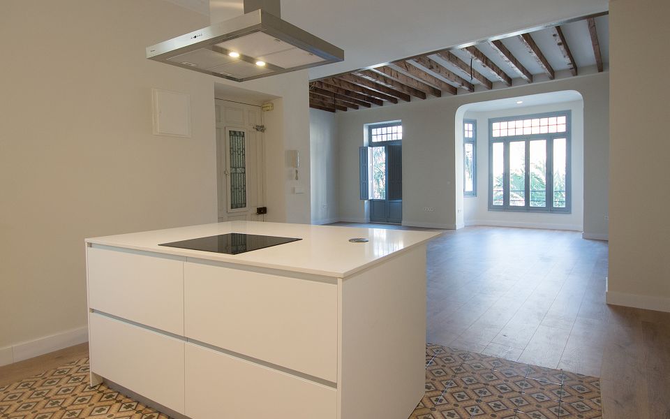 Piso rehabilitado en alquiler de dos dormitorios en Alfonso el Sabio, Alicante