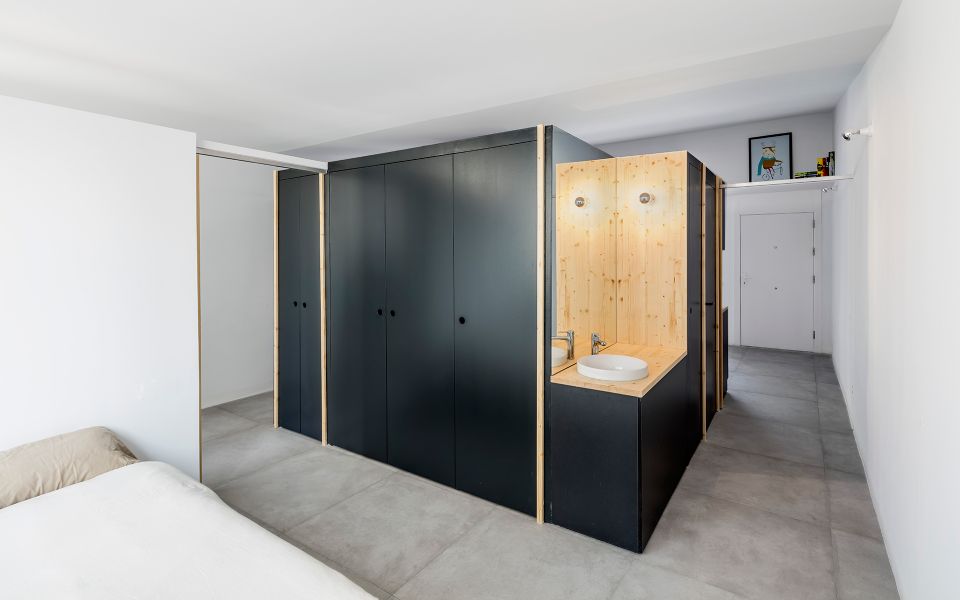 Un ático reformado por RÄS Studio_dormitorio