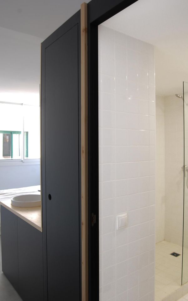 Un ático reformado por RÄS Studio_baño