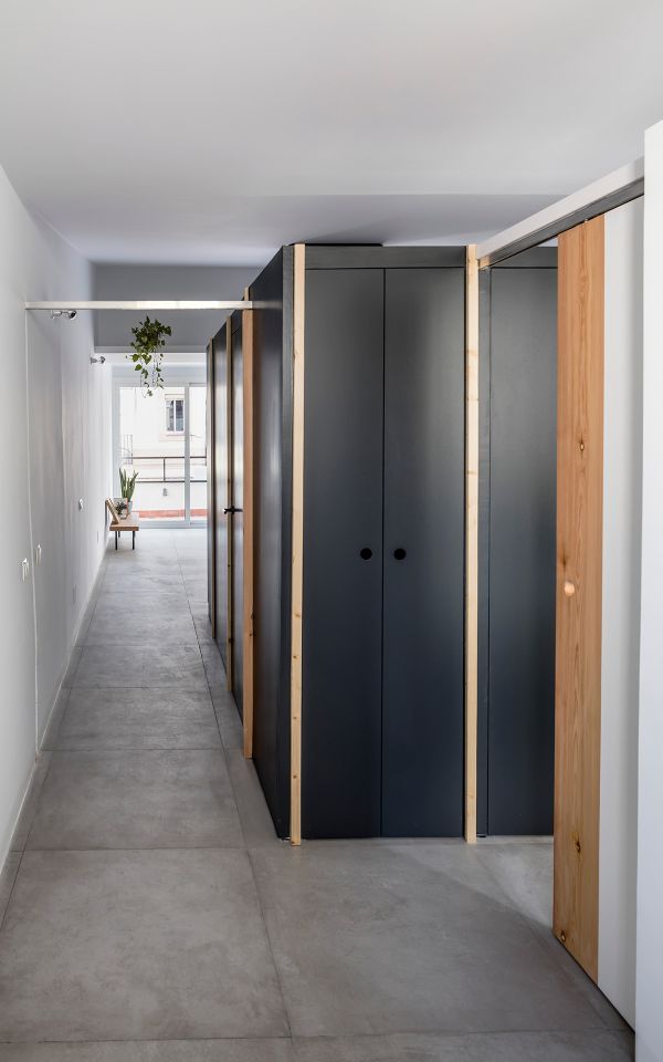 Un ático reformado por RÄS Studio_pasillo