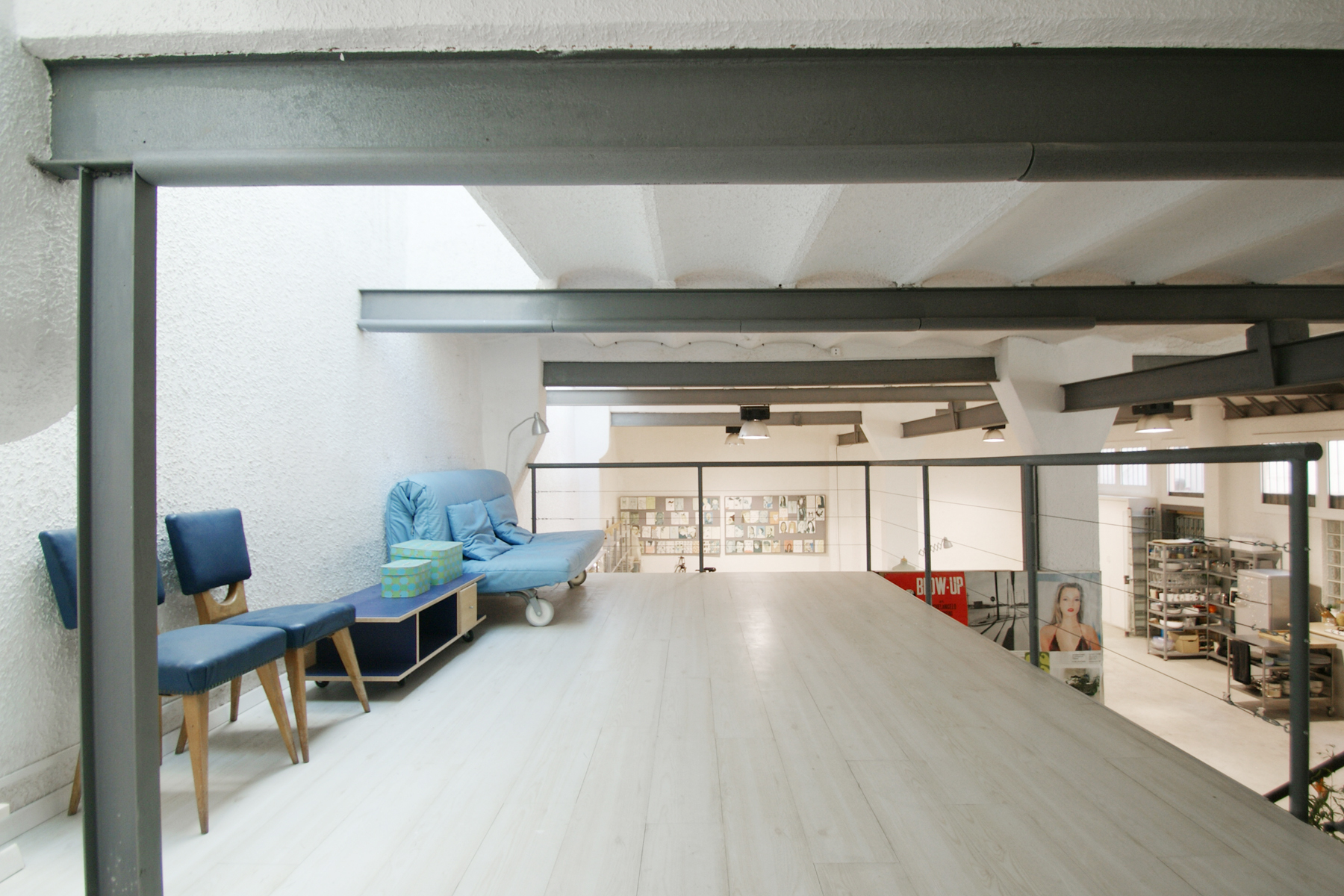 Un estudio de moda ubicado en un loft industrial_altillo