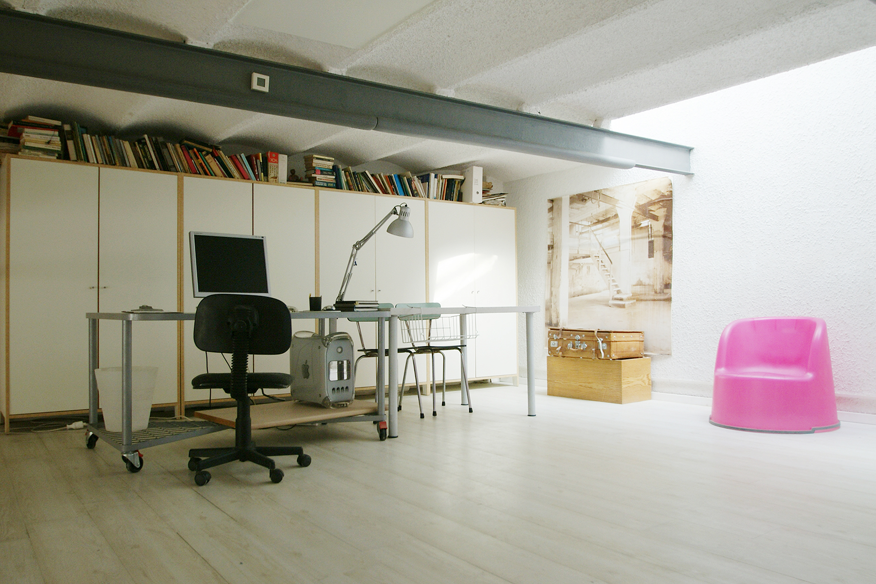 Un estudio de moda ubicado en un loft industrial_altillo