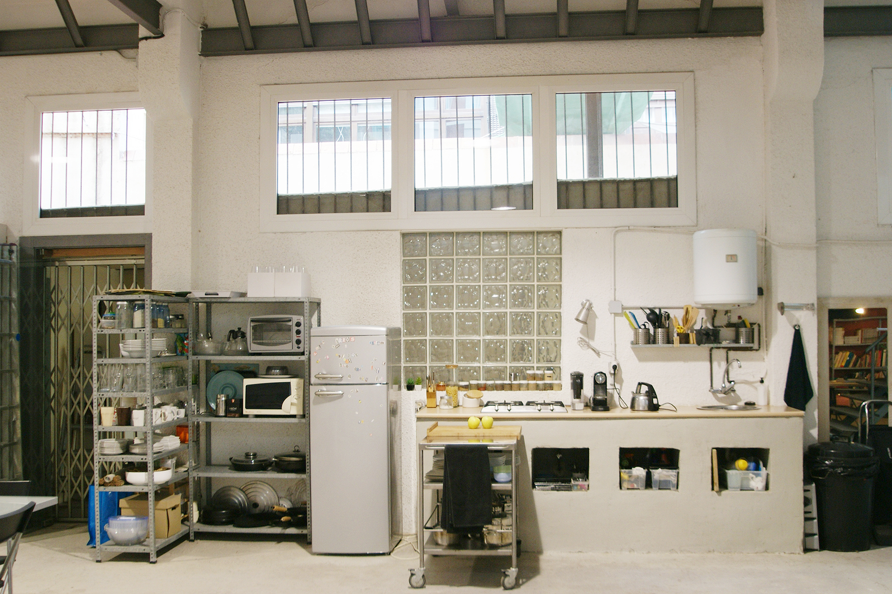 Un estudio de moda ubicado en un loft industrial_sala