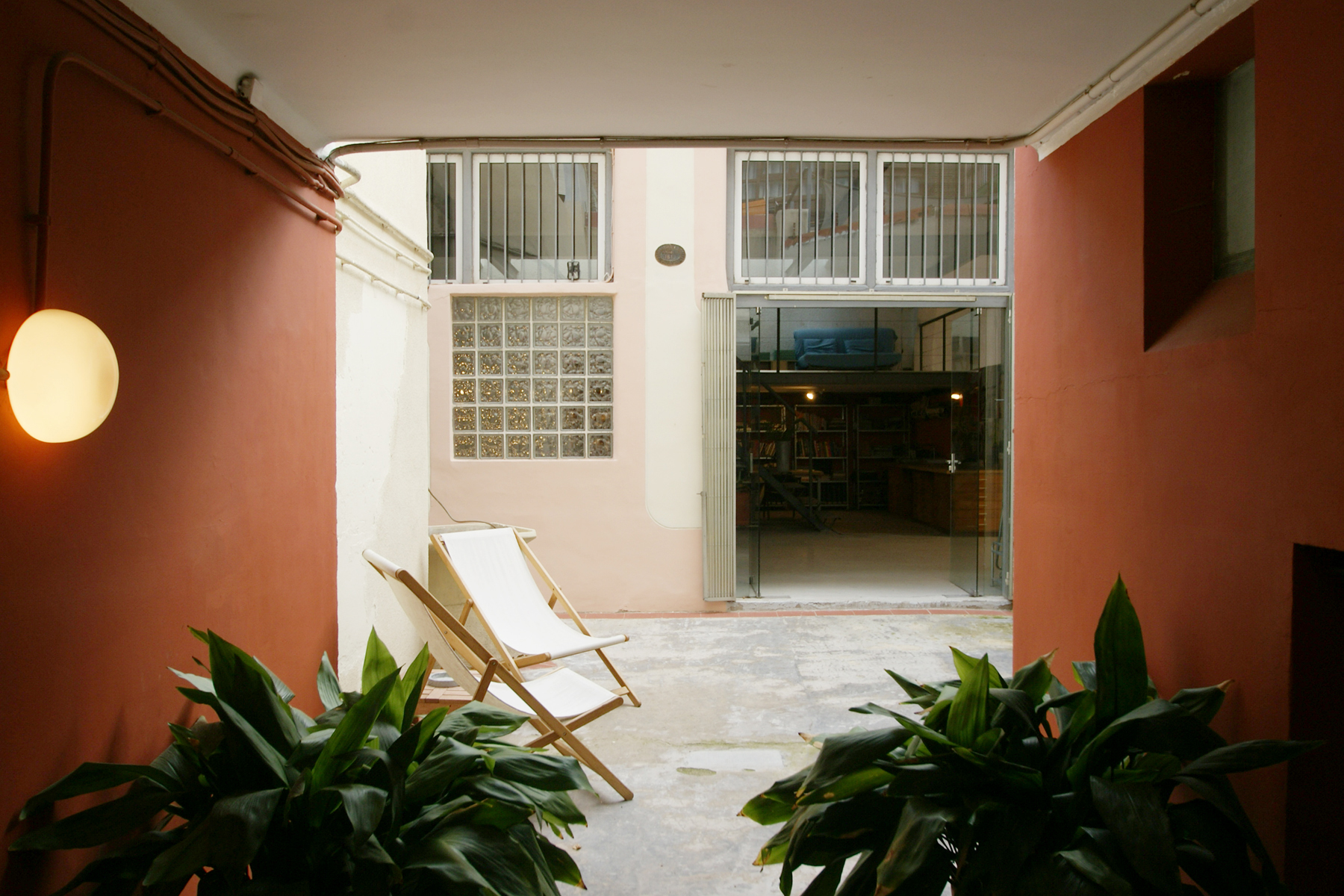 Un estudio de moda ubicado en un loft industrial_entrada