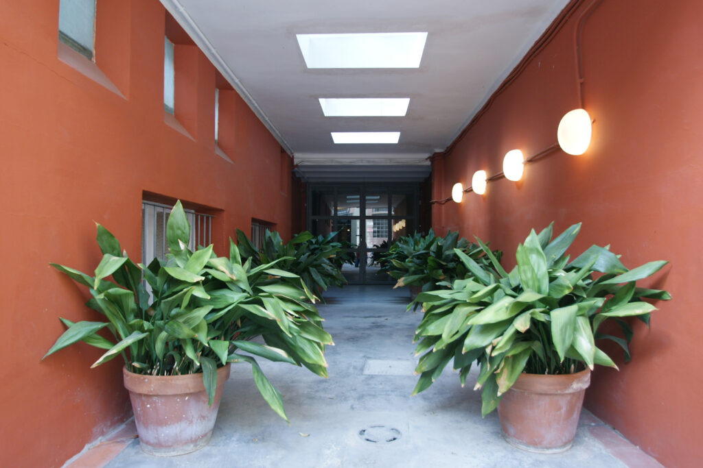 Un estudio de moda ubicado en un loft industrial_entrada