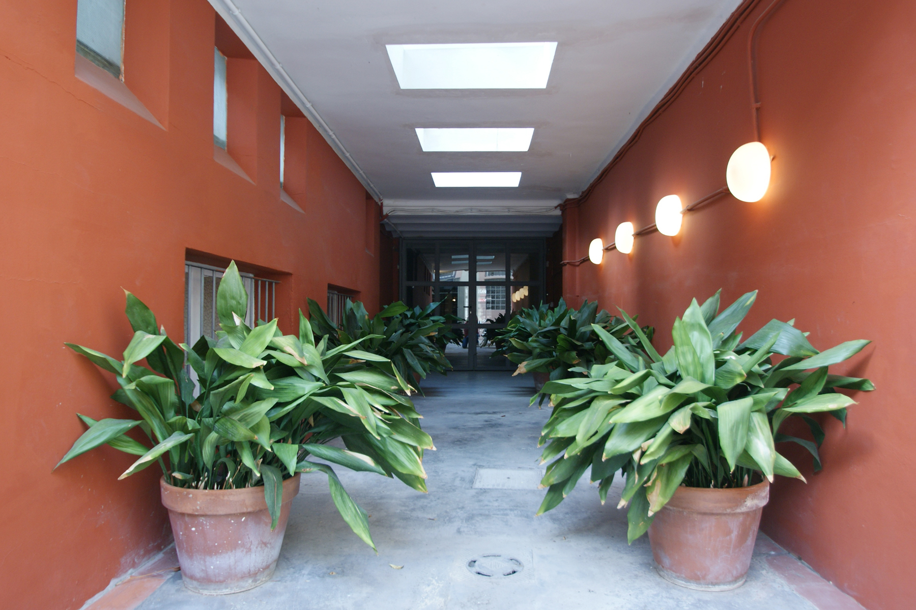 Un estudio de moda ubicado en un loft industrial_entrada