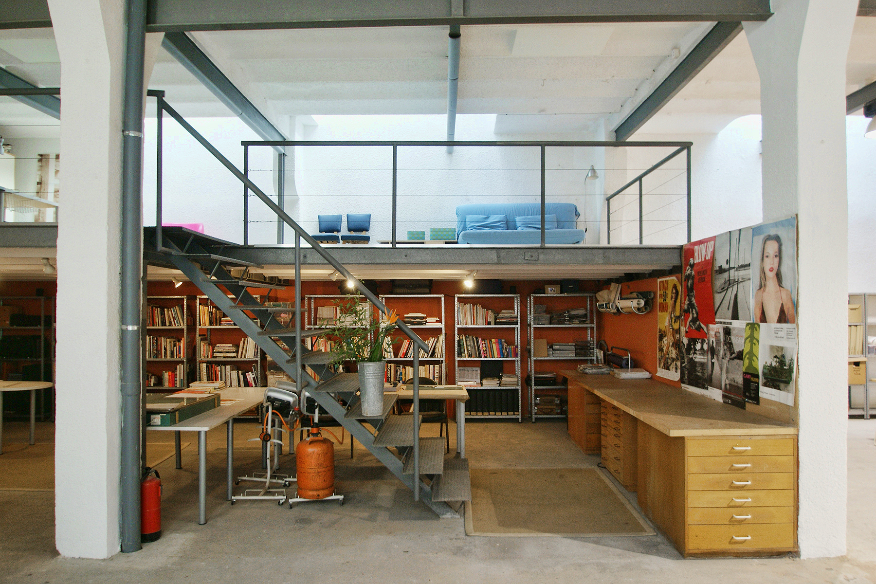 Un estudio de moda ubicado en un loft industrial_sala