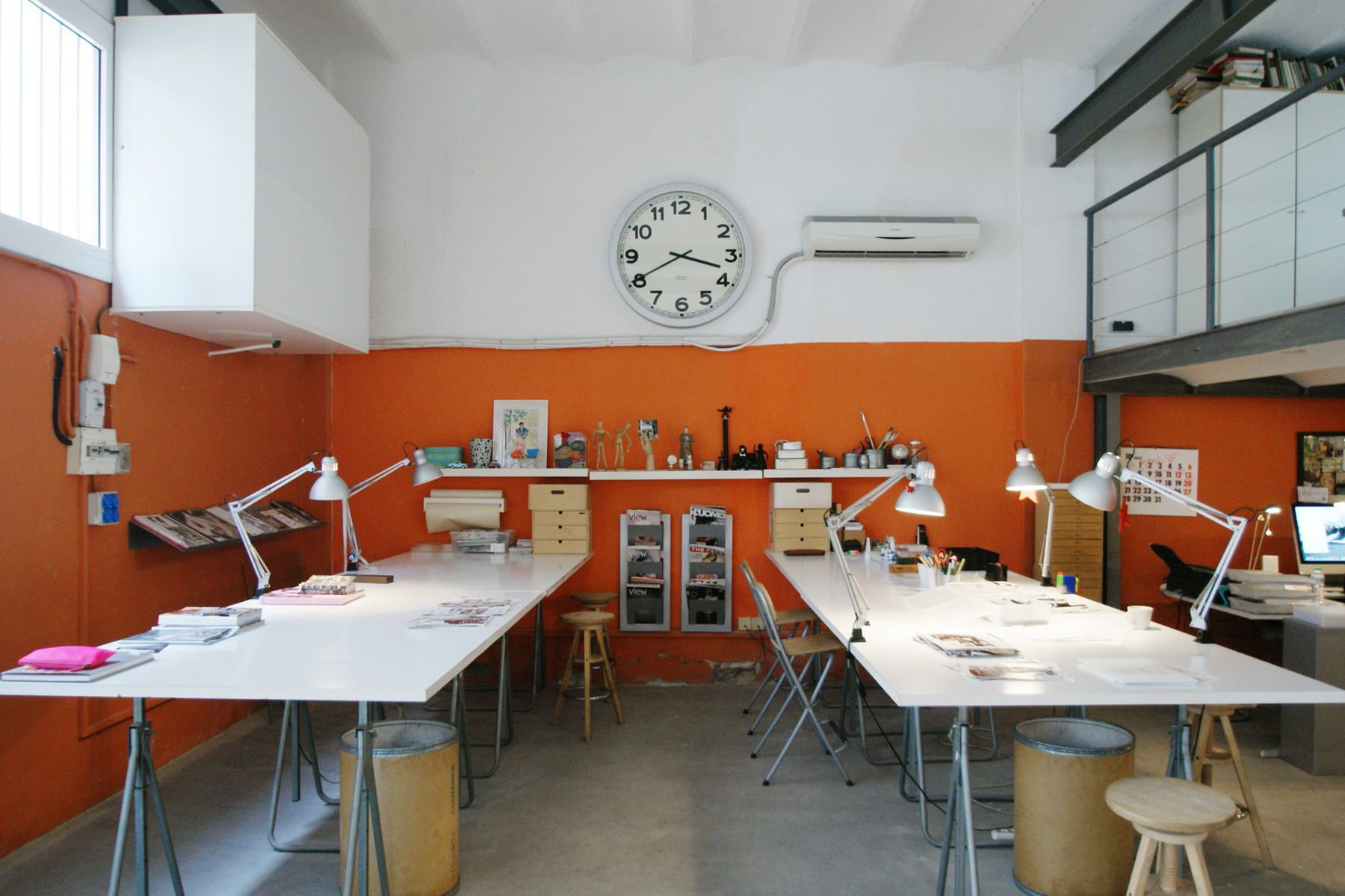 Un estudio de moda ubicado en un loft industrial_sala