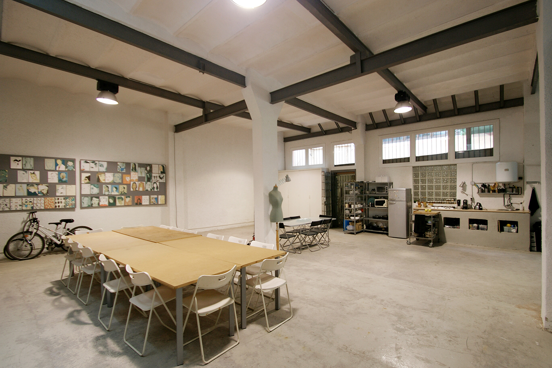 Un estudio de moda ubicado en un loft industrial_sala