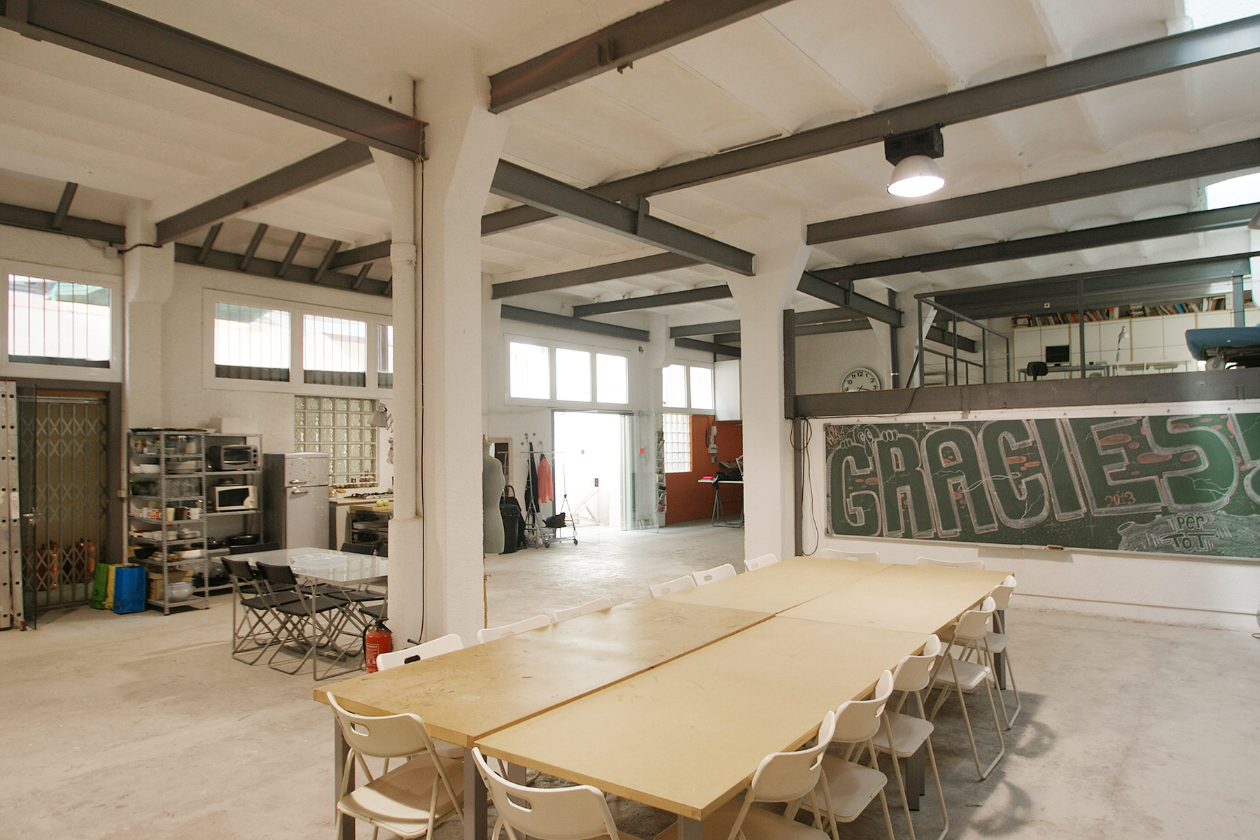 Un estudio de moda ubicado en un loft industrial_sala