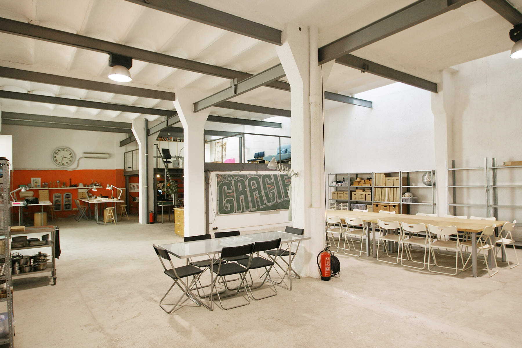 Un estudio de moda ubicado en un loft industrial_sala
