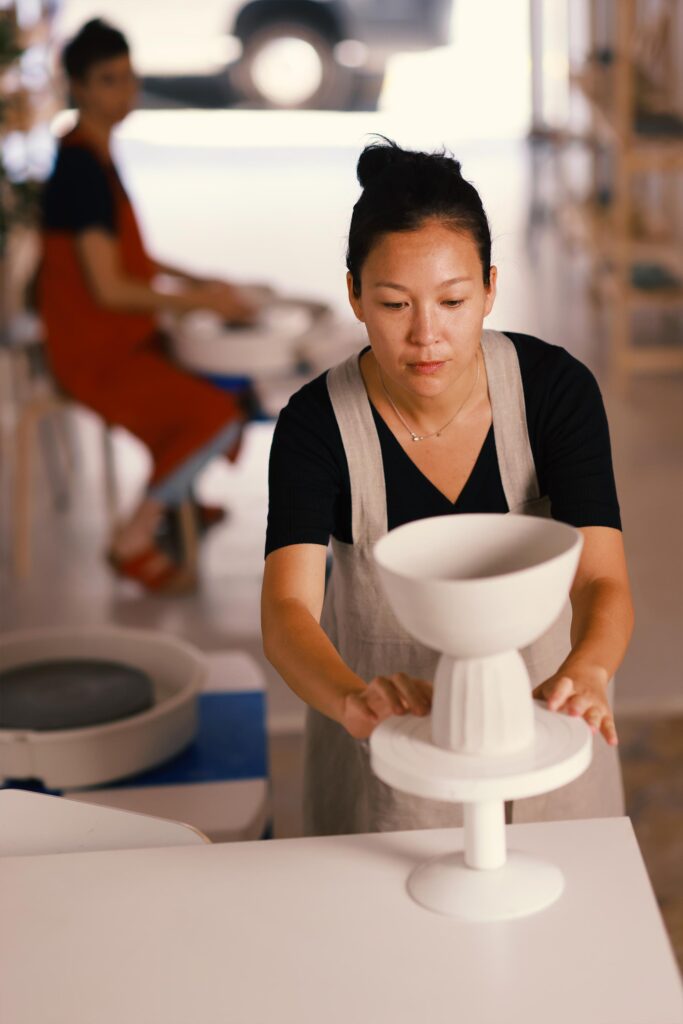 Júlia de Hoji Ceramics: el silencio, el barro y la belleza de lo esencial | Monapart
