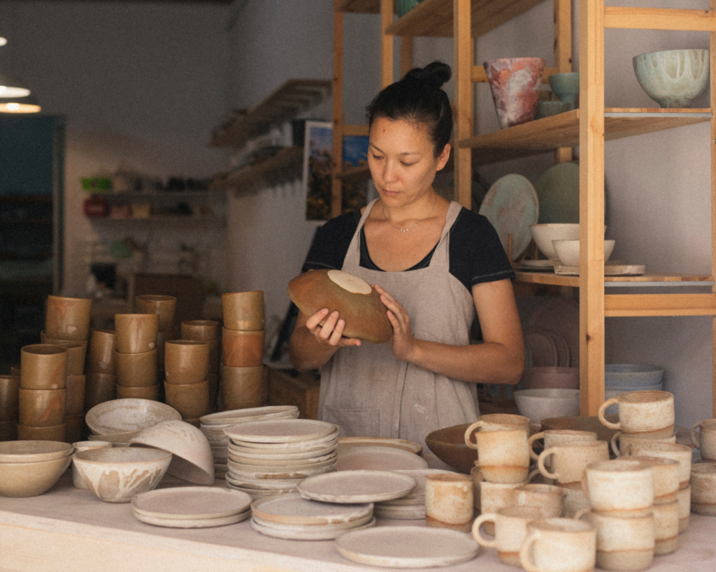 Júlia de Hoji Ceramics: el silencio, el barro y la belleza de lo esencial | Monapart
