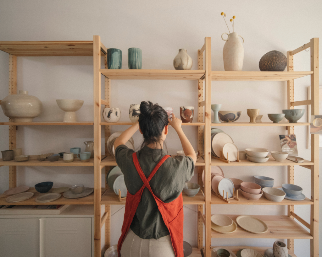 Júlia de Hoji Ceramics: el silencio, el barro y la belleza de lo esencial | Monapart
