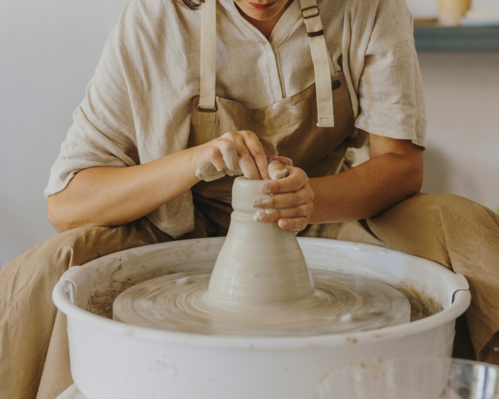 Júlia de Hoji Ceramics: el silencio, el barro y la belleza de lo esencial | Monapart
