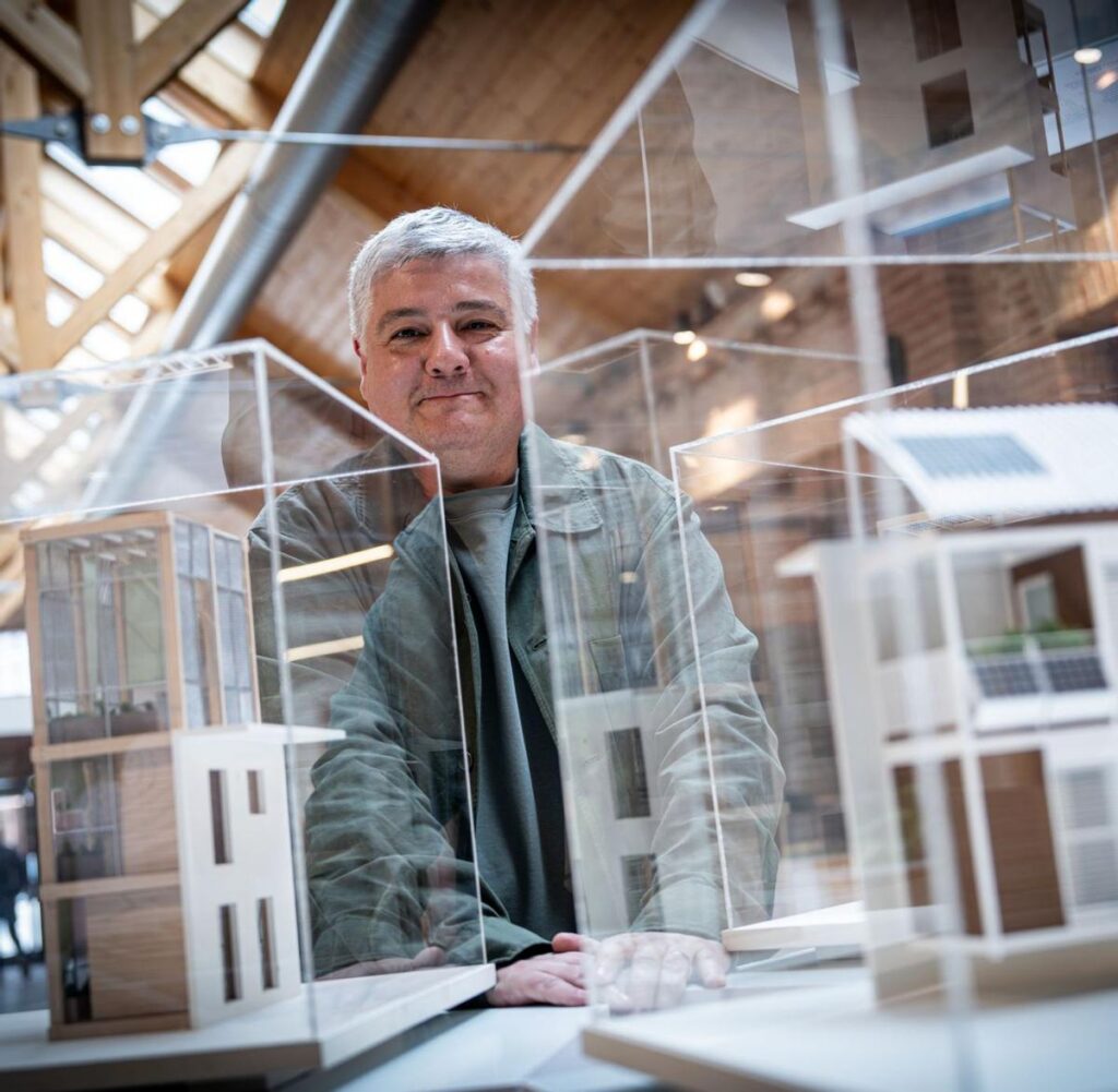 Javier Burón: El realismo público que reta a la trinchera inmobiliaria | Monapart