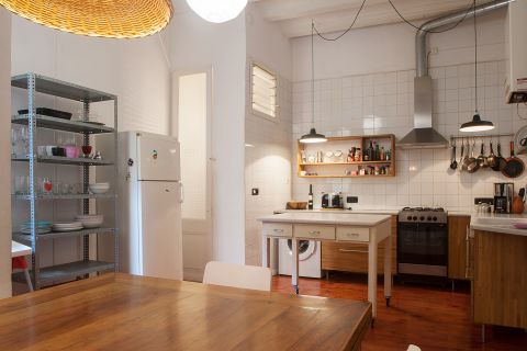 Un piso de estilo nórdico en el Barrio Gótico_cocina