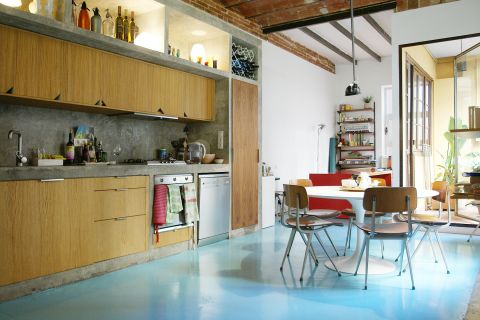 Un piso colorido con mobiliario vintage_comedor