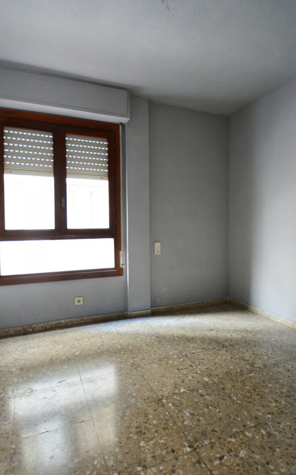 Piso de 4 habitaciones para reformar en el centro | Monapart