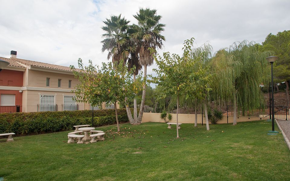 Piso de 2 hab, terraza y piscina comunitaria en Urb. El Bosque Monapart