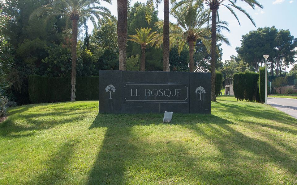 Piso de 2 hab, terraza y piscina comunitaria en Urb. El Bosque Monapart