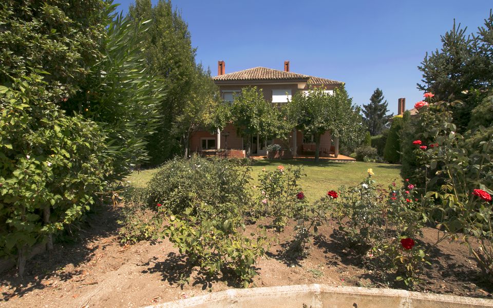 Semi Detached Villa In A Closed Residential Area With 4 Bedrooms