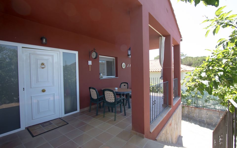 Casa con jardín y piscina en la zona residencial de Caldes ...