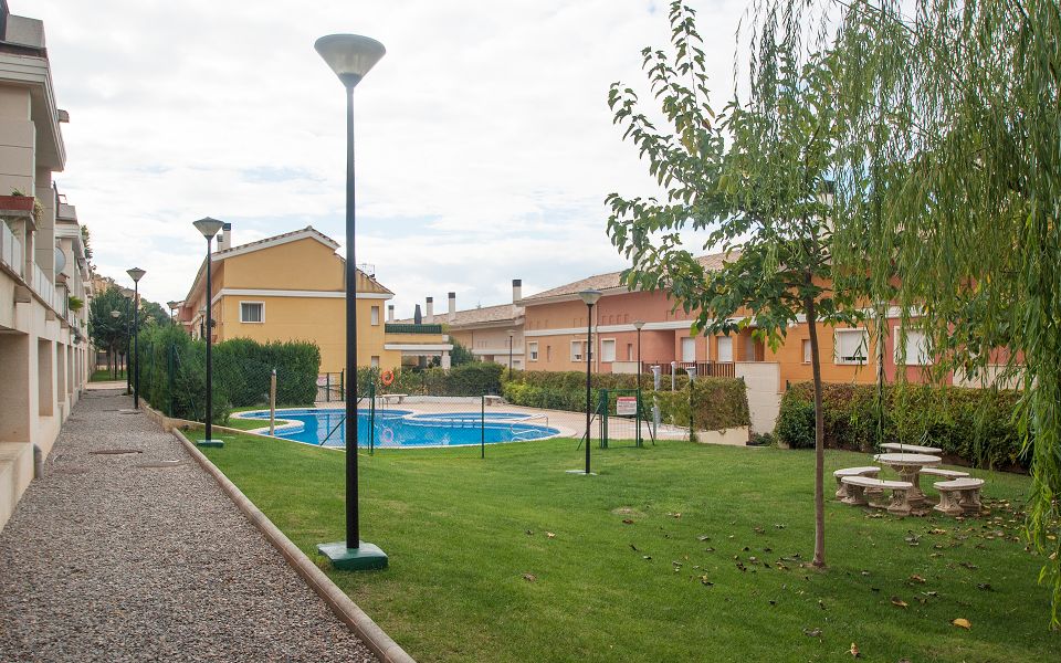 Piso de 2 hab, terraza y piscina comunitaria en Urb. El Bosque Monapart