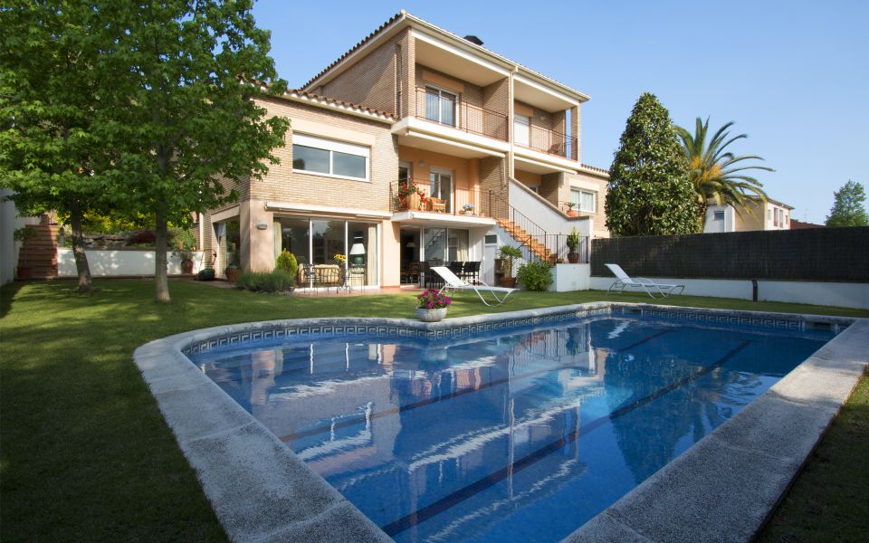 Casa adosada con garaje, jardín y piscina en Montjuïc Monapart