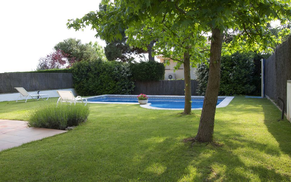 Casa adosada con garaje, jardín y piscina en Montjuïc | Monapart
