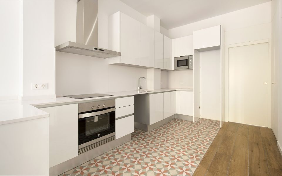 Piso amueblado de tres dormitorios y patio | Monapart