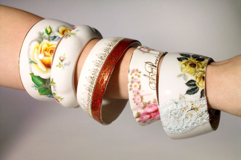 pulseras hechas con trozos de tazas de té