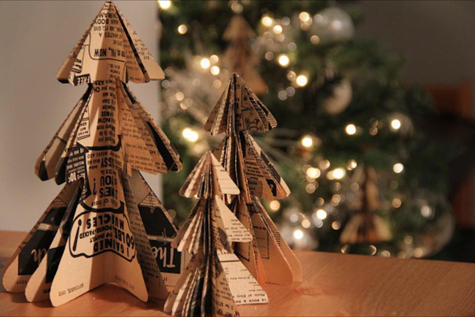 Adorno navidad árbol con papel de periódico