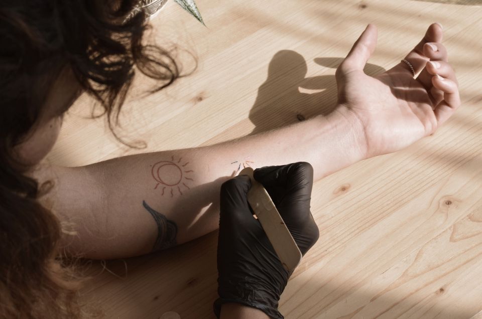 mujer haciendo handpoke