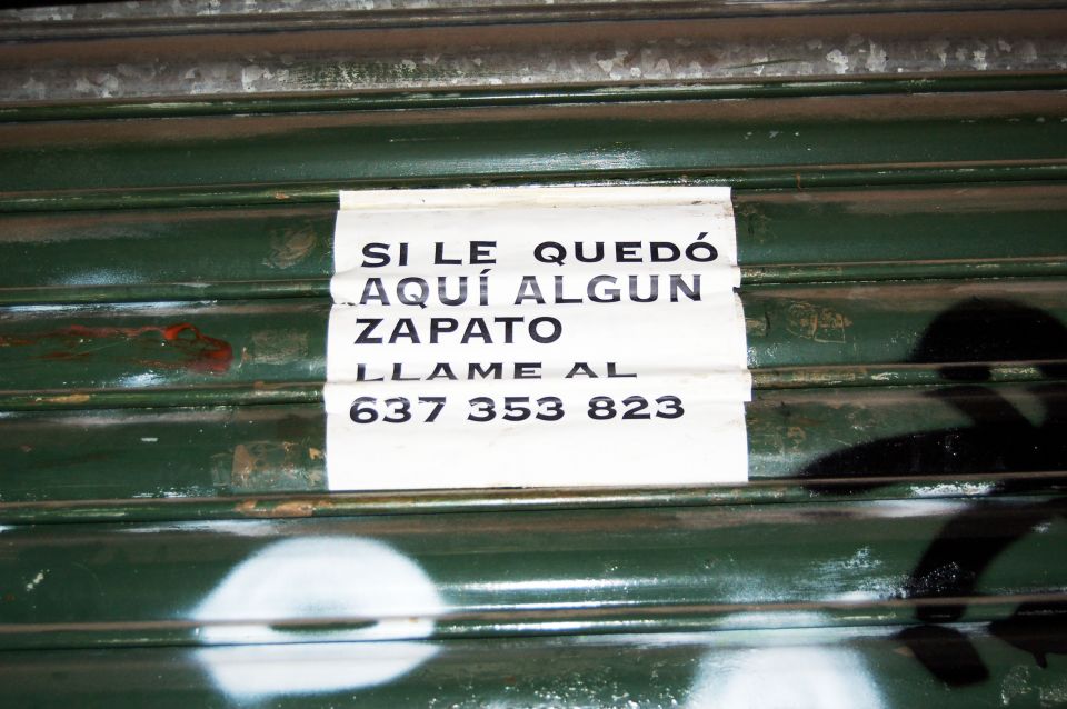 cartell de sabates al barri de Gràcia