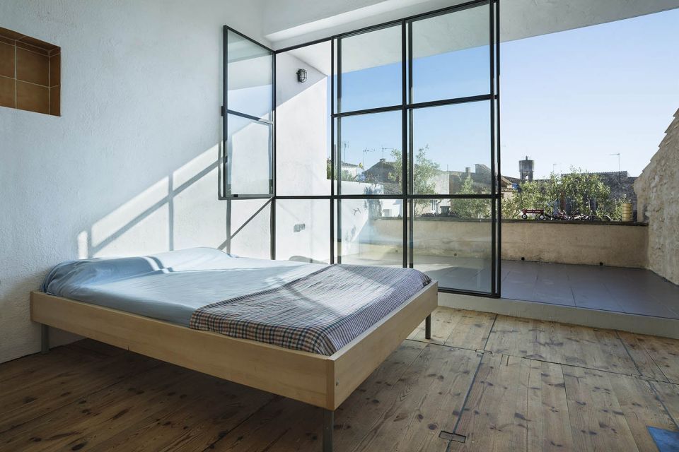 Dormitorio con ventanal