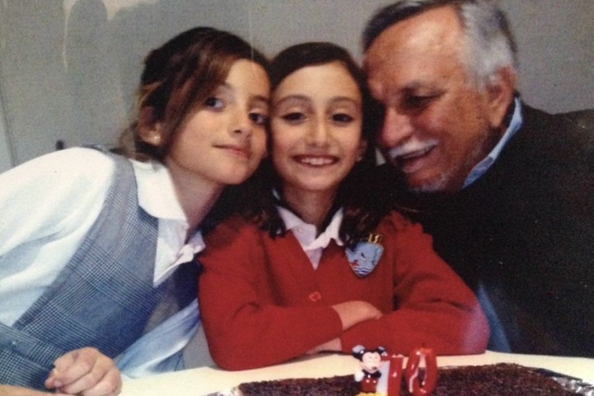 Alejandra marroquín, su abuelo y su hermana Adri
